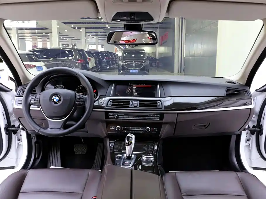 BMW 5 Series 2017 — фото 9
