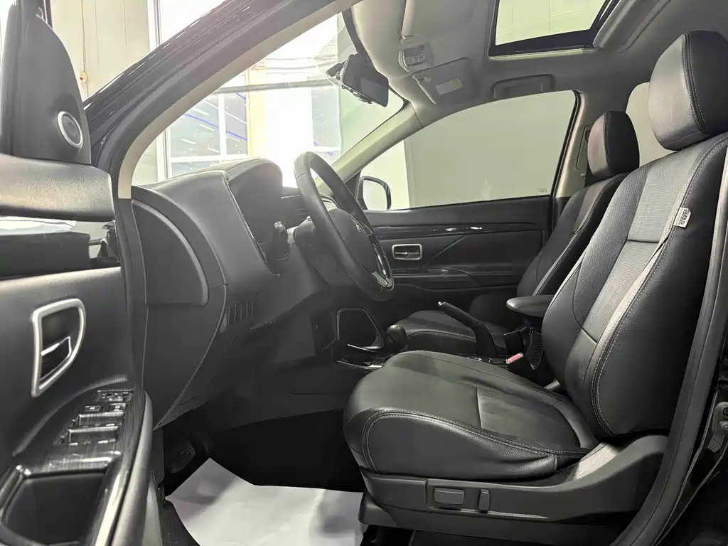 Mitsubishi Outlander 2017 — фото 13