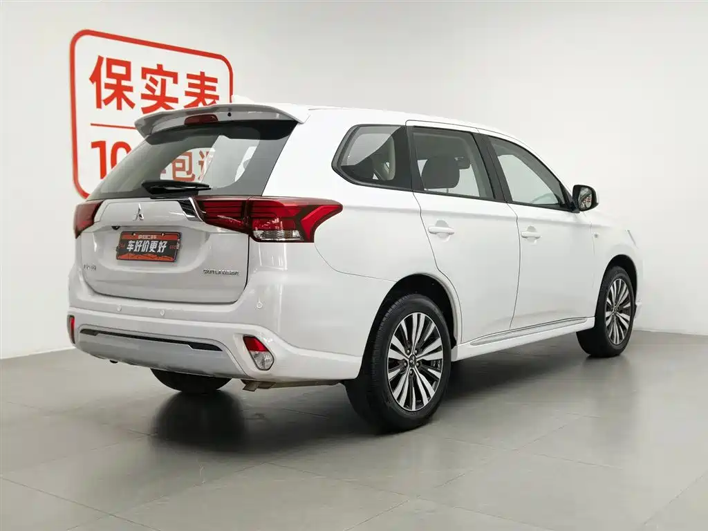 Mitsubishi Outlander 2022 — фото 2
