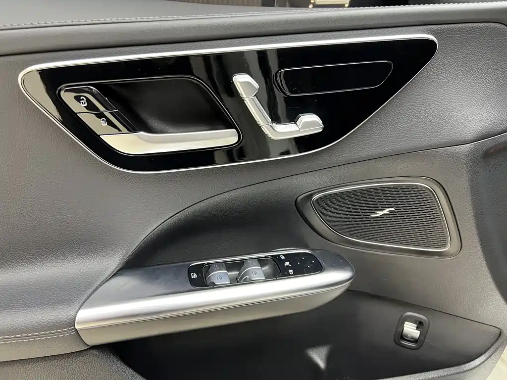 Mercedes-Benz C-Class 2024 — фото 10