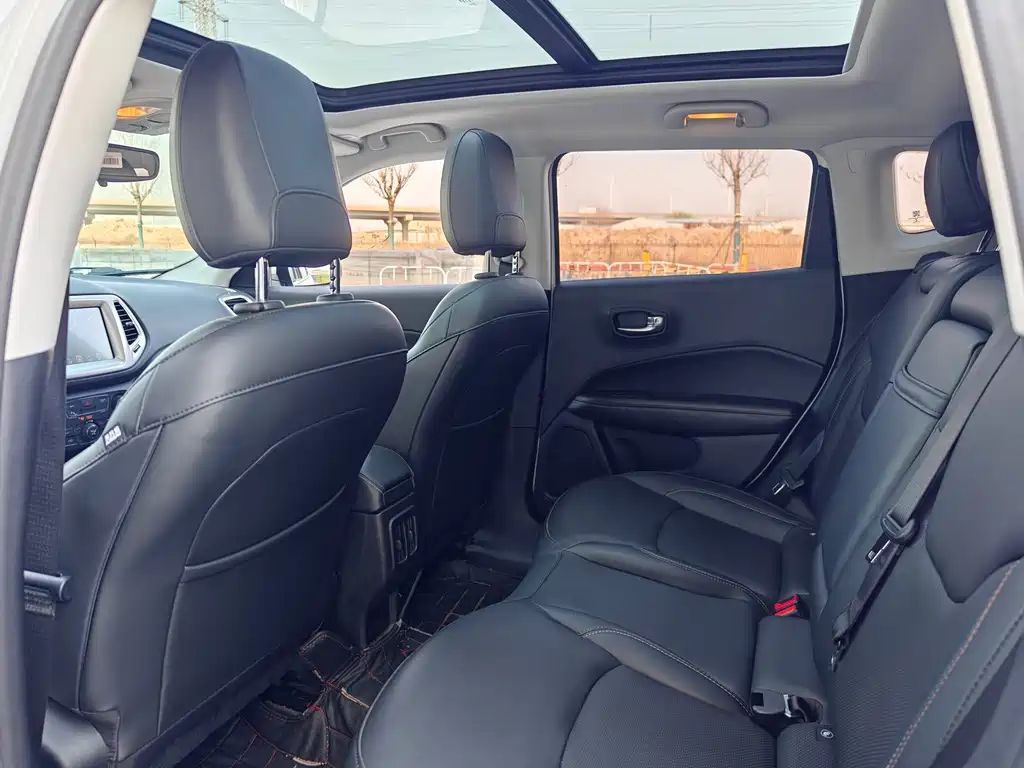 Jeep Compass 2017 — фото 15