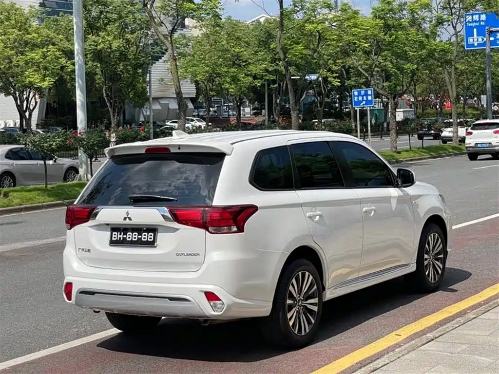 Mitsubishi Outlander 2023 — фото 4
