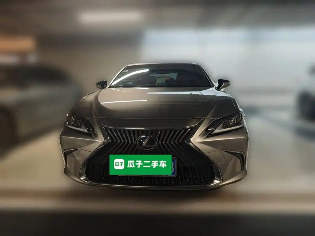 Lexus ES 2018 — фото 24
