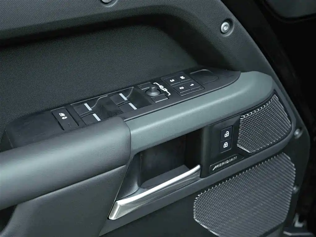Land Rover Defender 2024 — фото 15
