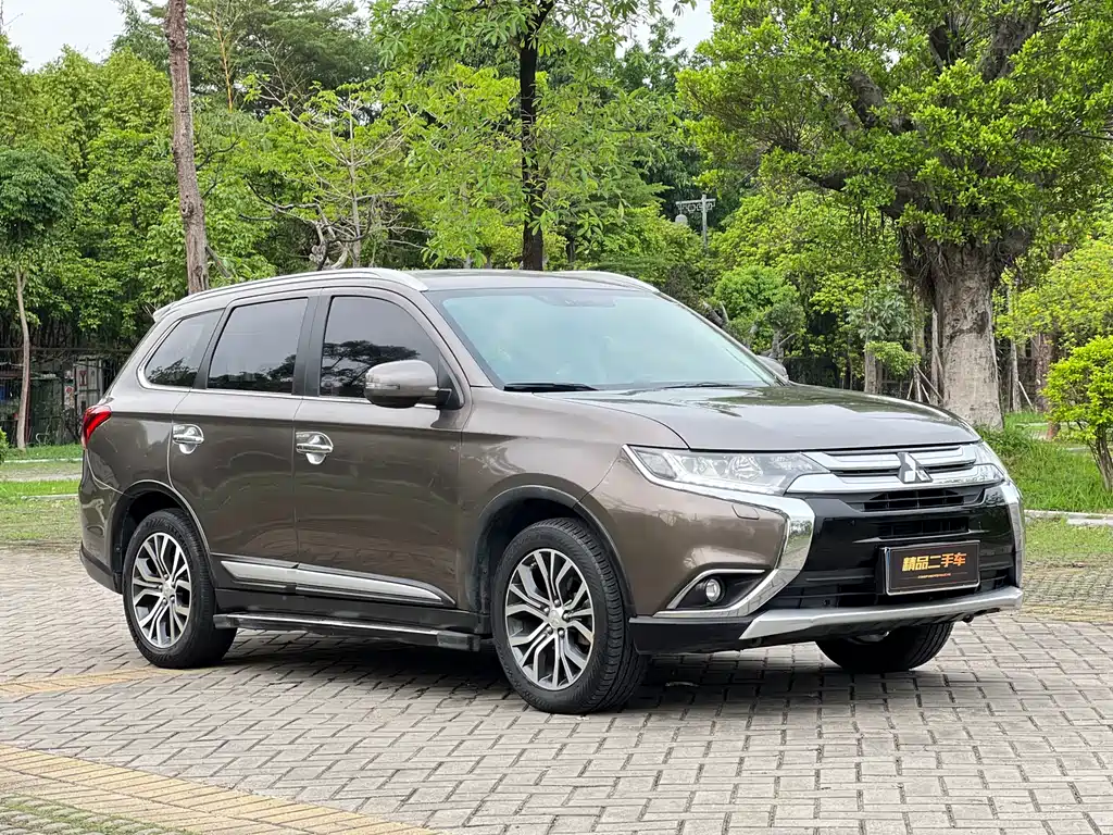 Mitsubishi Outlander 2017 — фото 3