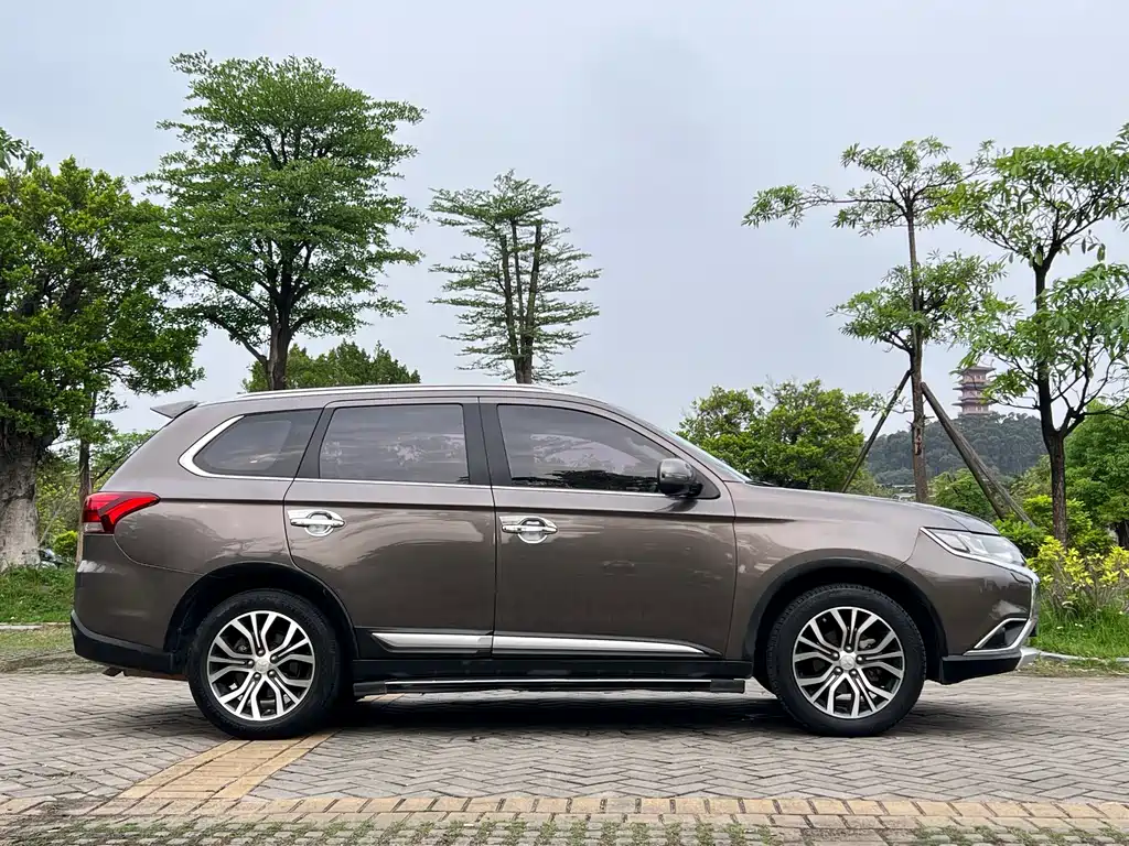 Mitsubishi Outlander 2017 — фото 4