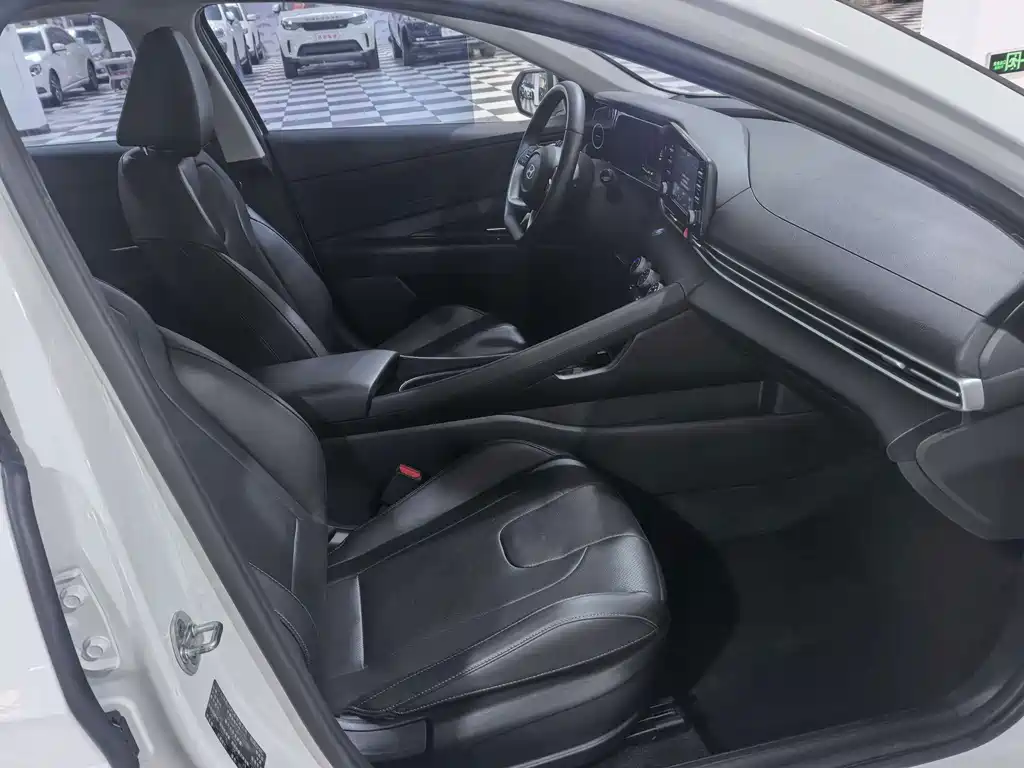Hyundai Elantra 2023 — фото 12