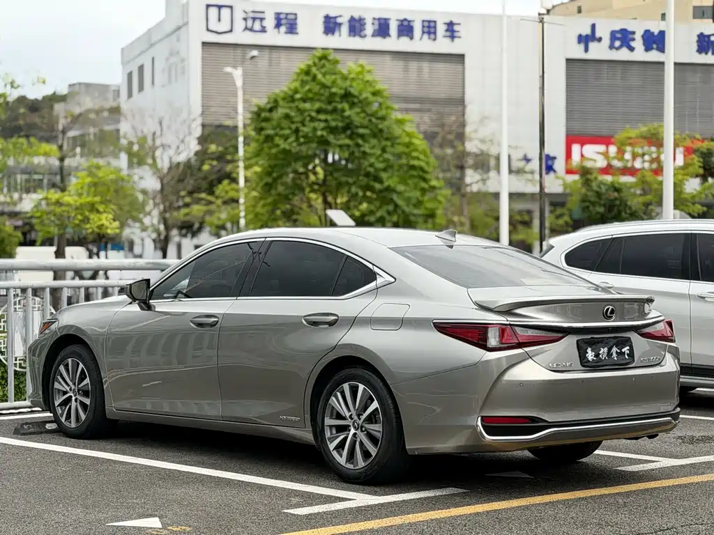 Lexus ES 2019 — фото 4