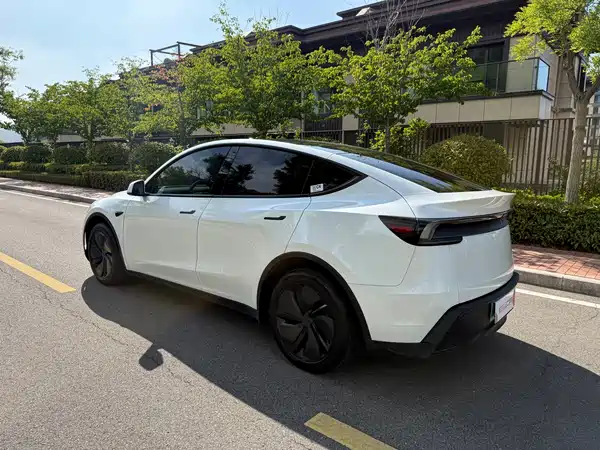 Tesla Model Y 2025