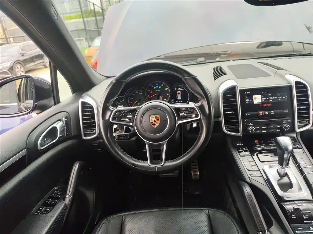 Porsche Cayenne 2017 — фото 11