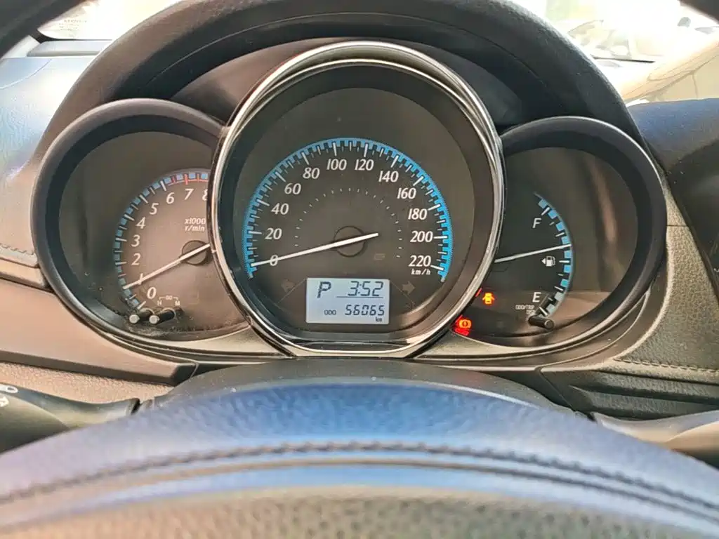 Toyota Yaris L 2017 — фото 12