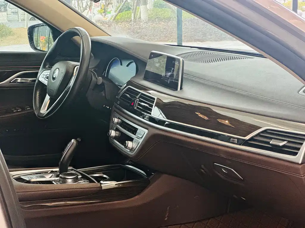 BMW 7 Series 2018 — фото 12