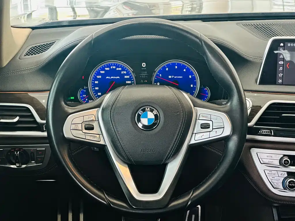 BMW 7 Series 2018 — фото 15