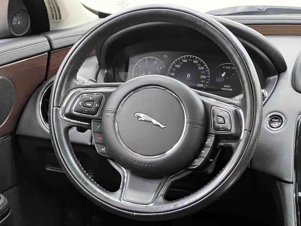 Jaguar XJ 2016 — фото 22