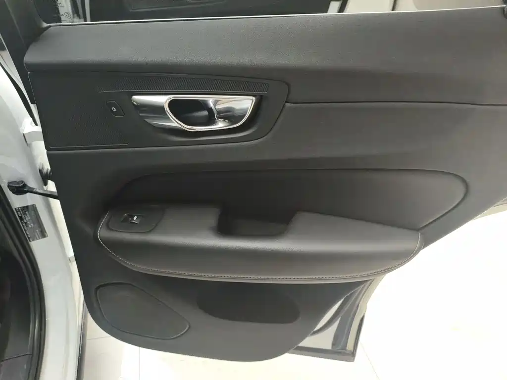 Volvo XC60 2018 — фото 15