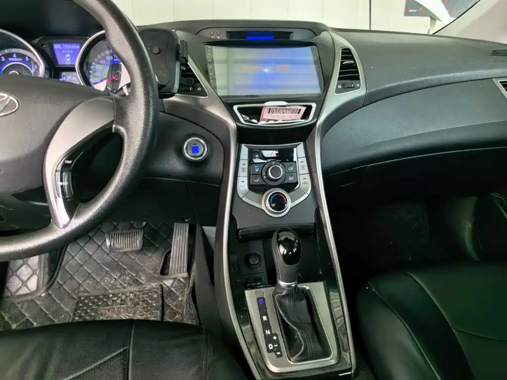 Hyundai Elantra 2015 — фото 13