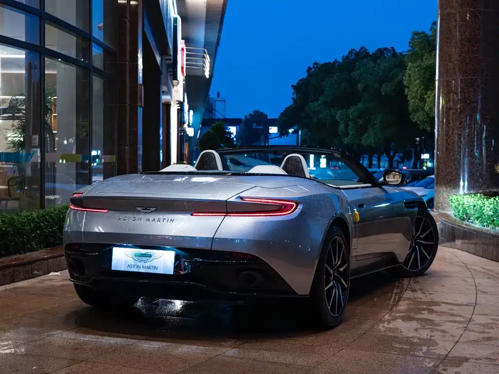 Aston Martin DB11 2023 — фото 8
