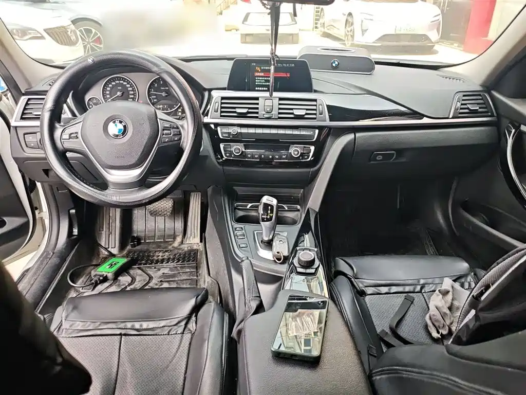 BMW 3 Series 2018 — фото 10