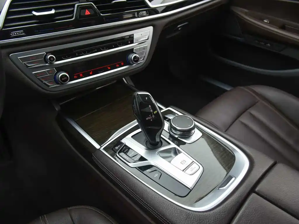BMW 7 Series 2018 — фото 10