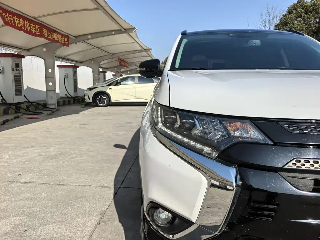 Mitsubishi Outlander 2022 — фото 23