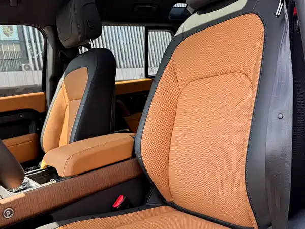 Land Rover Defender 2024