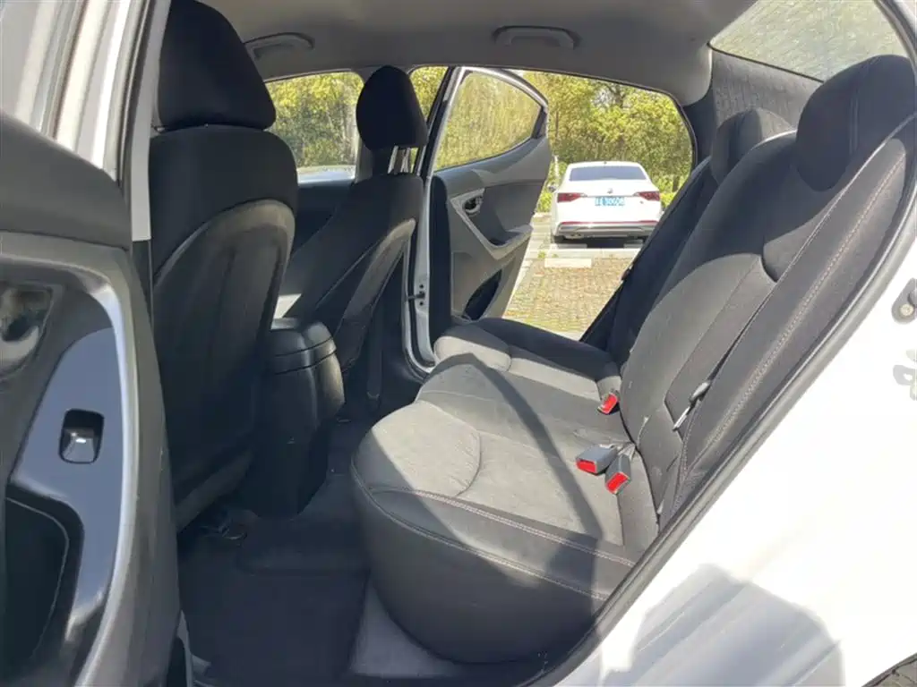 Hyundai Elantra Langdong 2018 — фото 15