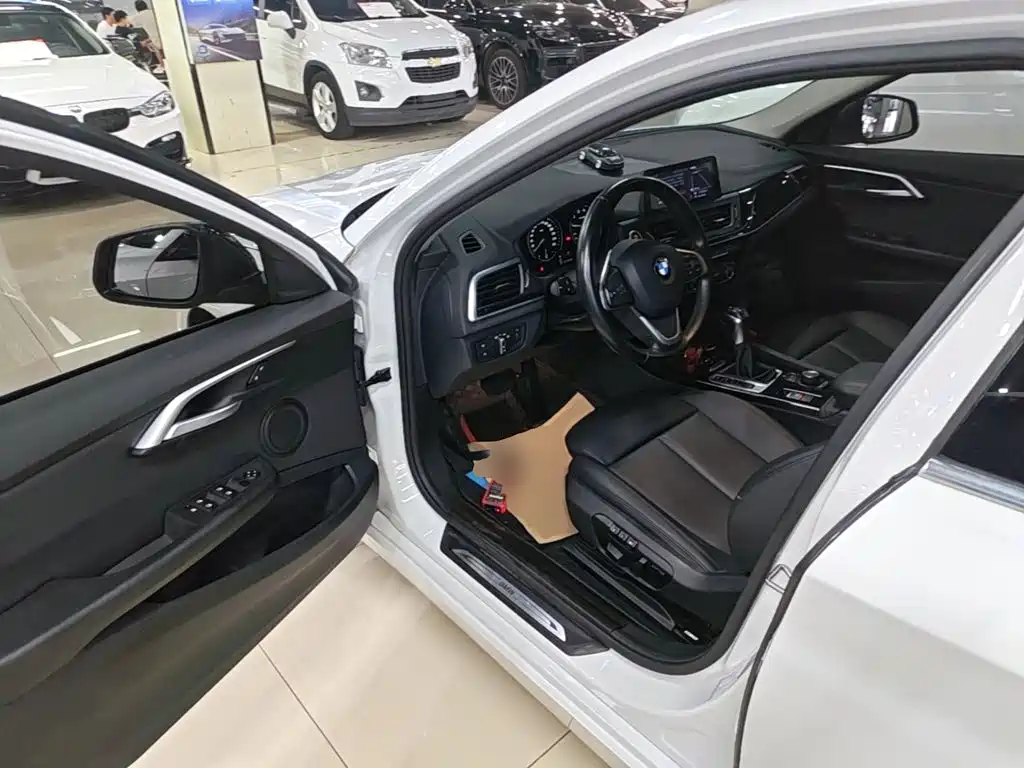 BMW 1 Series 2018 — фото 16