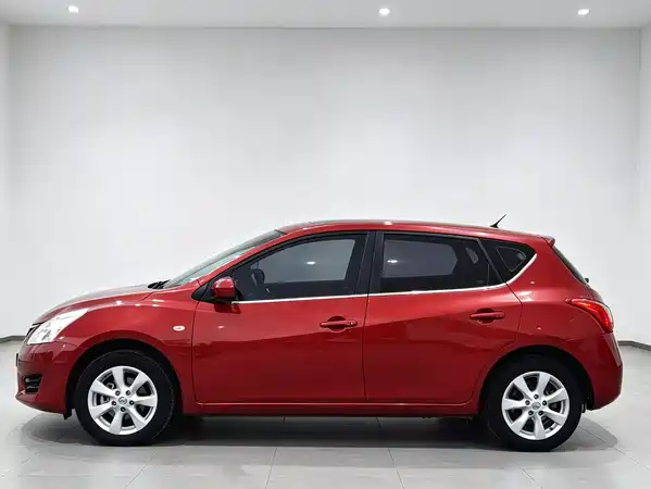 Nissan Tiida 2015
