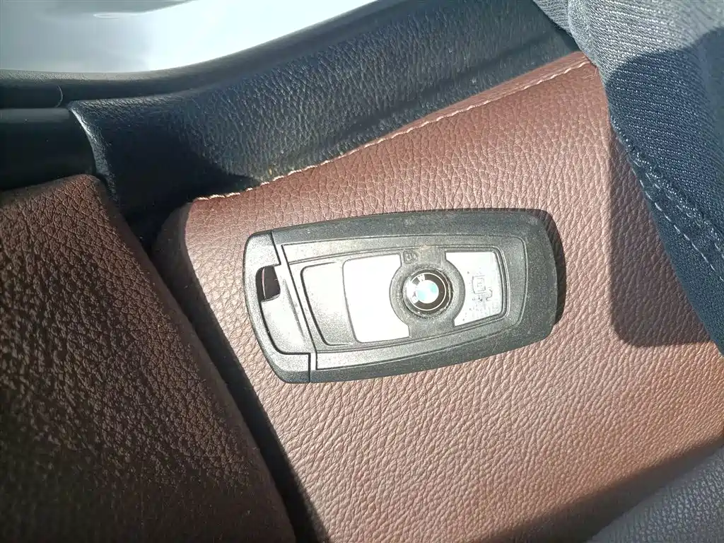 BMW 3 Series 2019 — фото 18