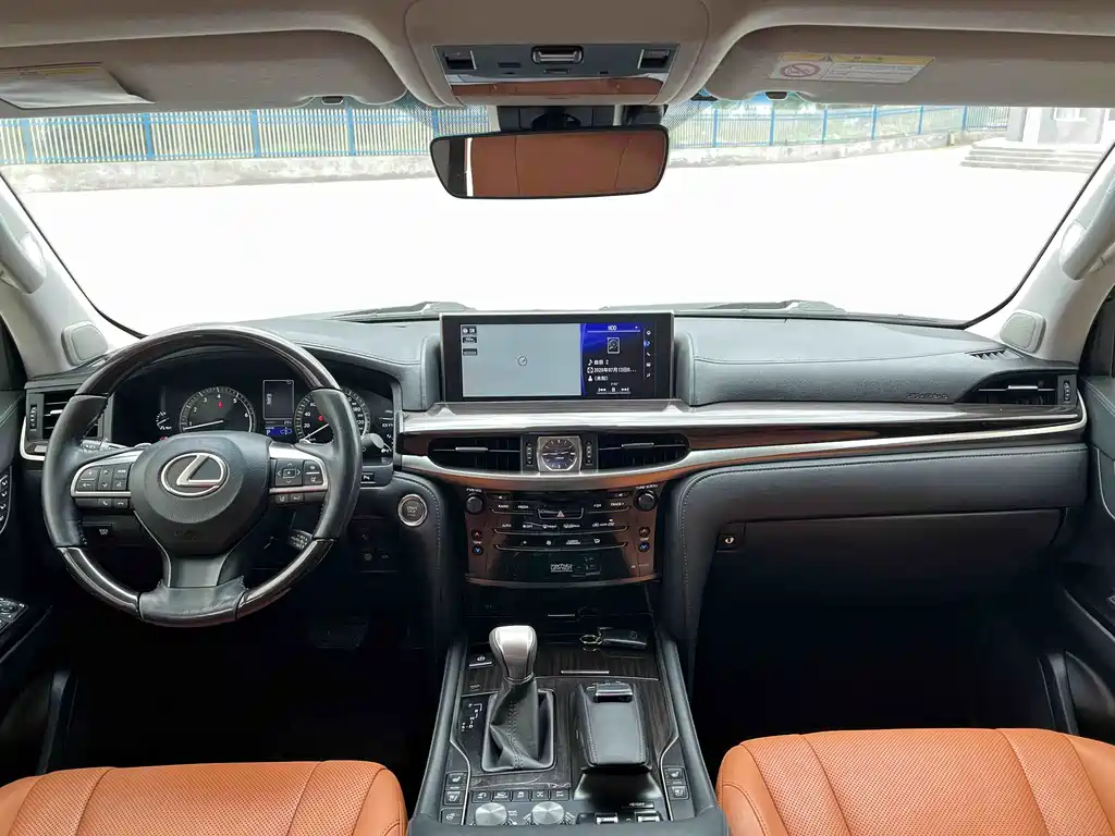 Lexus LX 2018 — фото 10