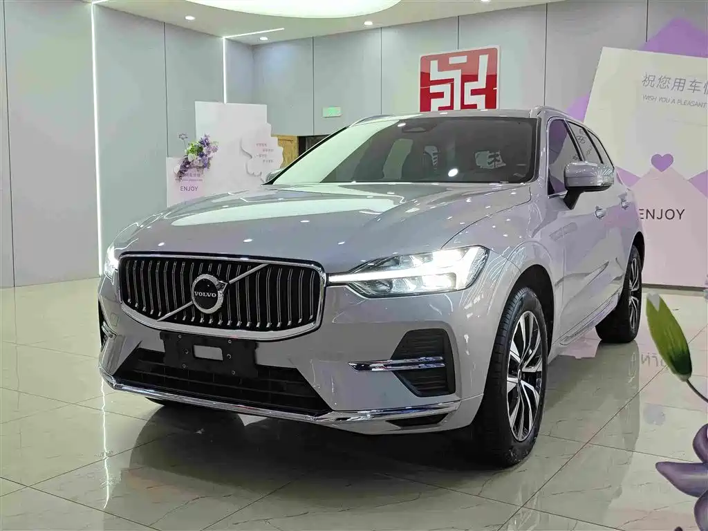 Volvo XC60 2022 — фото 1