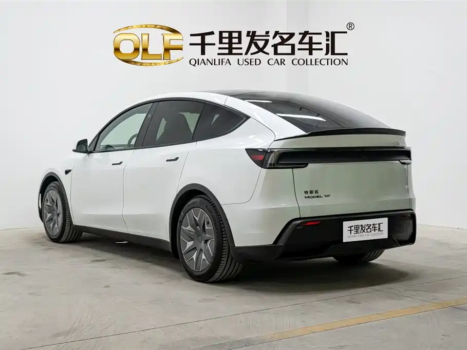 Tesla Model Y L 2025