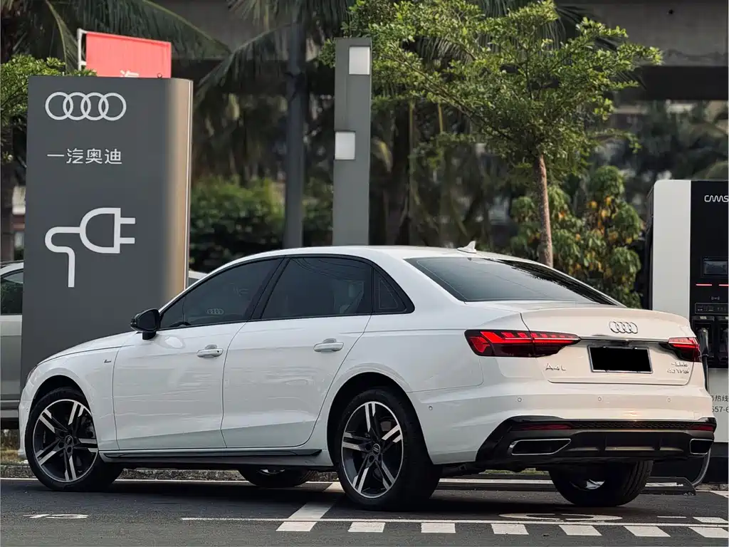 Audi A4L 2023 — фото 17