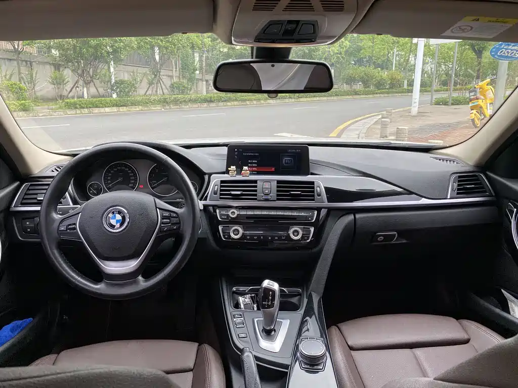 BMW 3 Series 2019 — фото 12