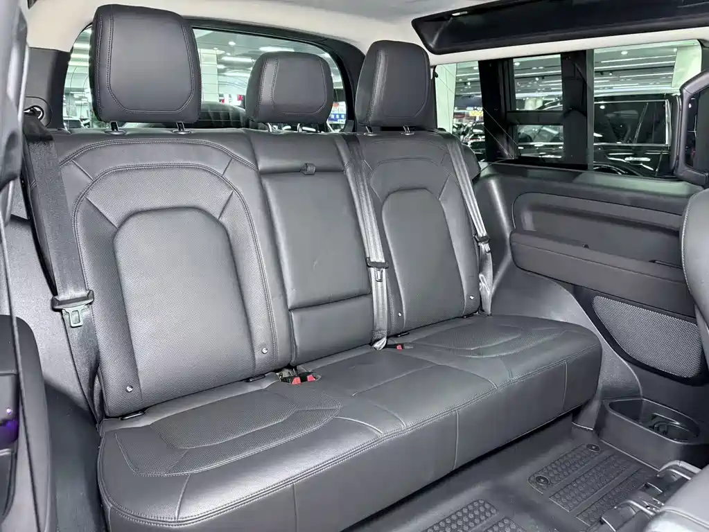 Land Rover Defender 2023 — фото 13