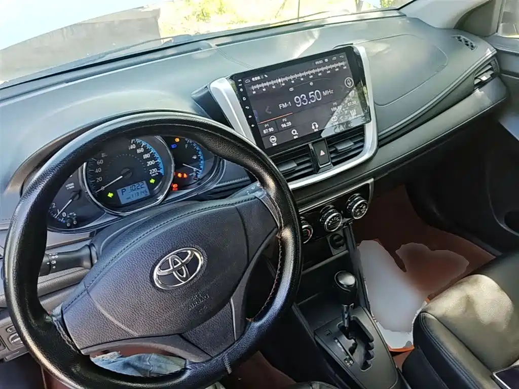 Toyota Yaris L 2018 — фото 10