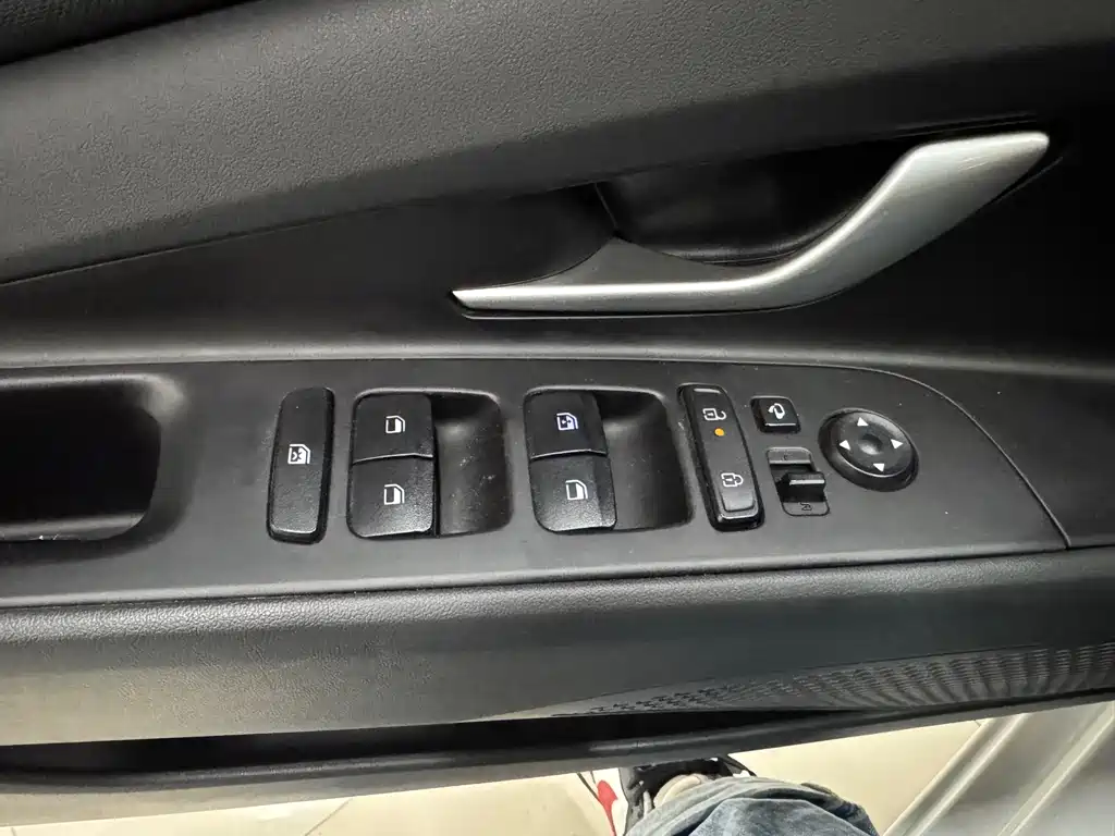 Hyundai Elantra 2023 — фото 23