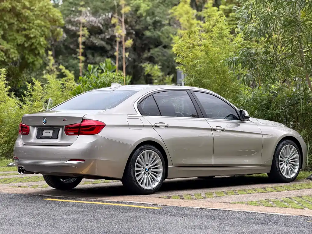 BMW 3 Series 2018 — фото 12