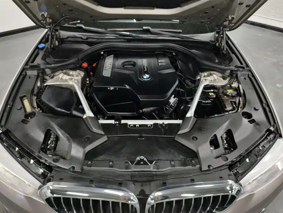 BMW 5 Series 2018 — фото 10