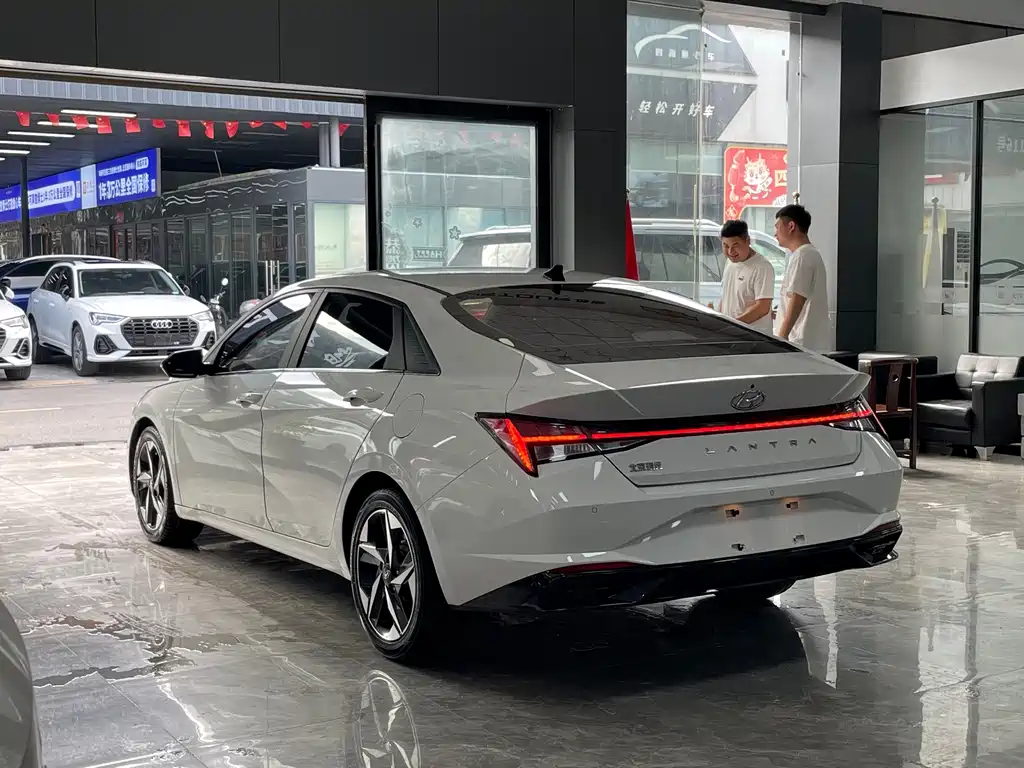 Hyundai Elantra 2023 — фото 15