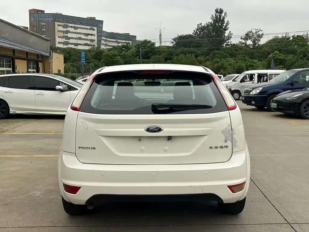 Ford Focus 2016 — фото 11