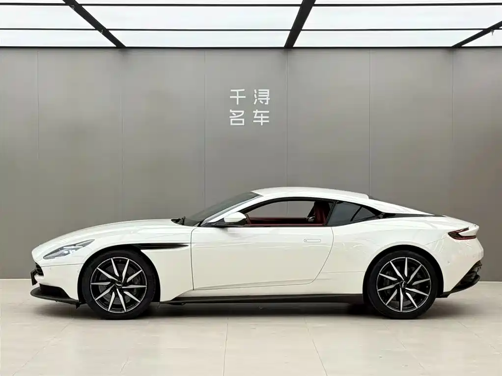 Aston Martin DB11 2019 — фото 3