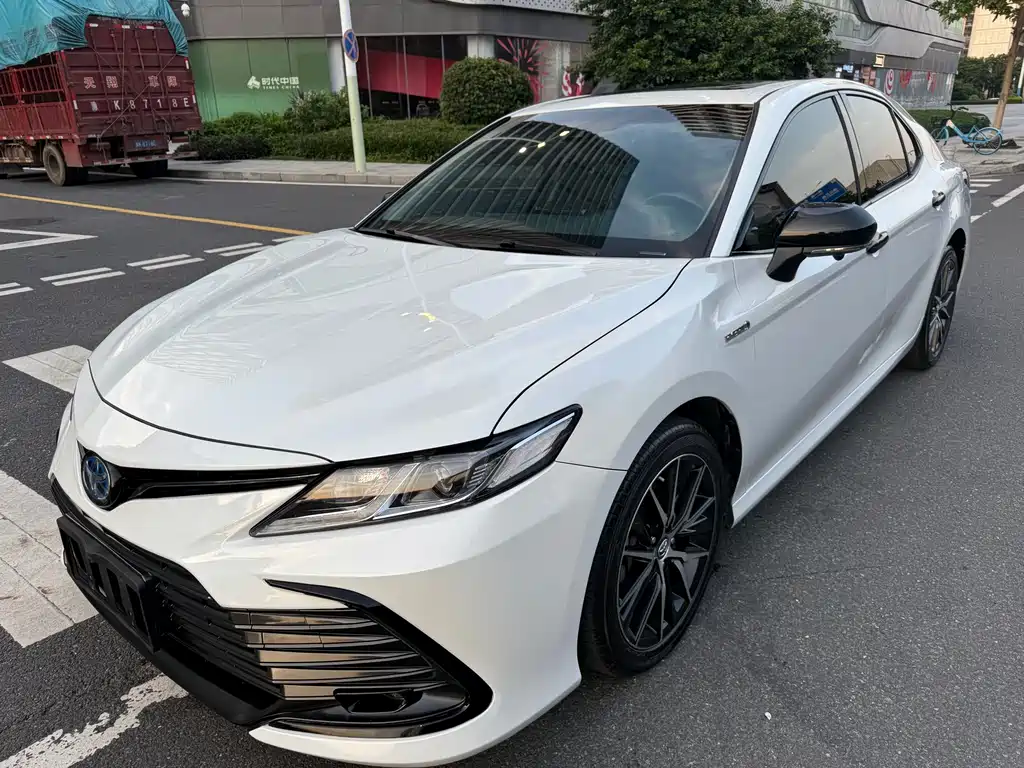 Toyota Camry 2023 — фото 1