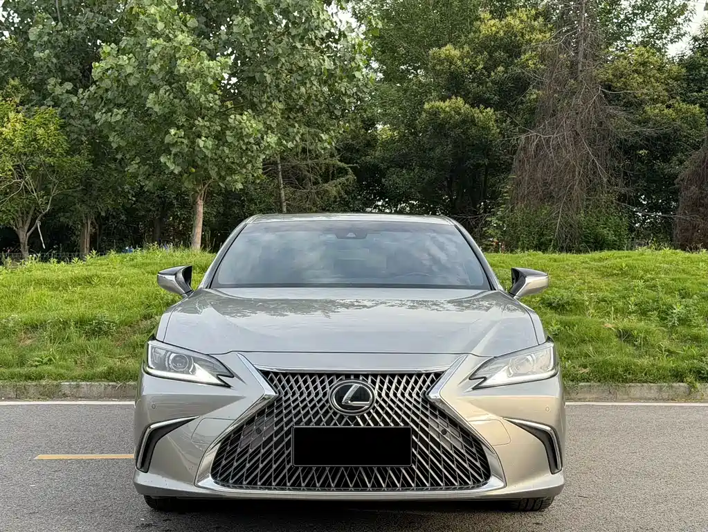 Lexus ES 2020