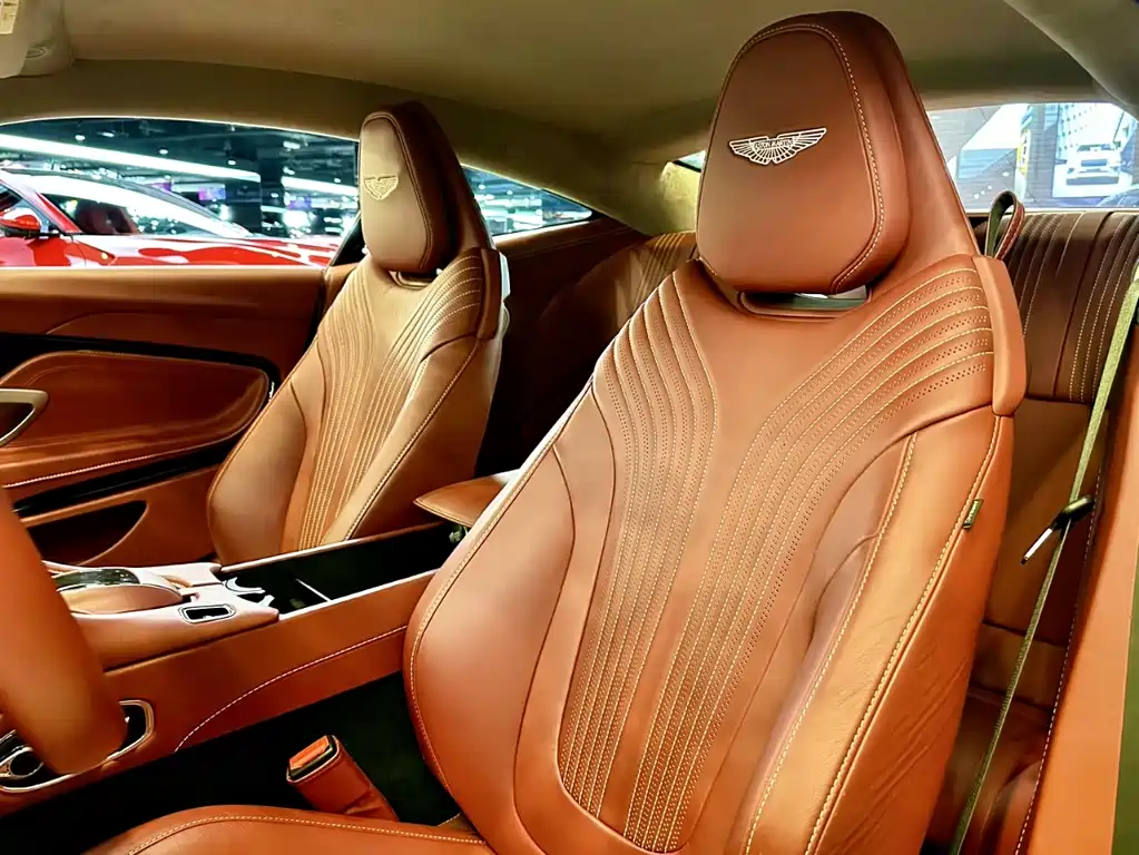 Aston Martin DB11 2019 — фото 13