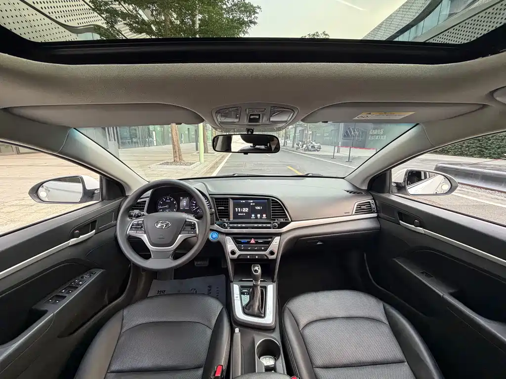 Hyundai Elantra 2017 — фото 10