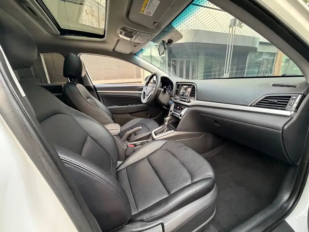 Hyundai Elantra 2017 — фото 14