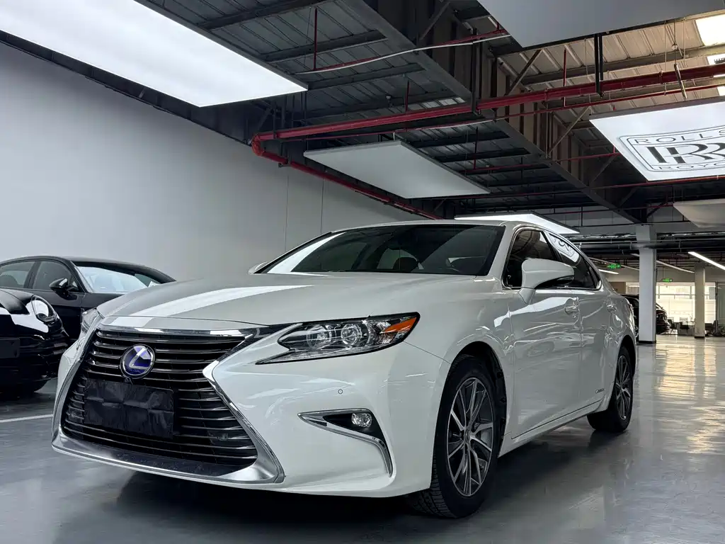Lexus ES 2018 — фото 1