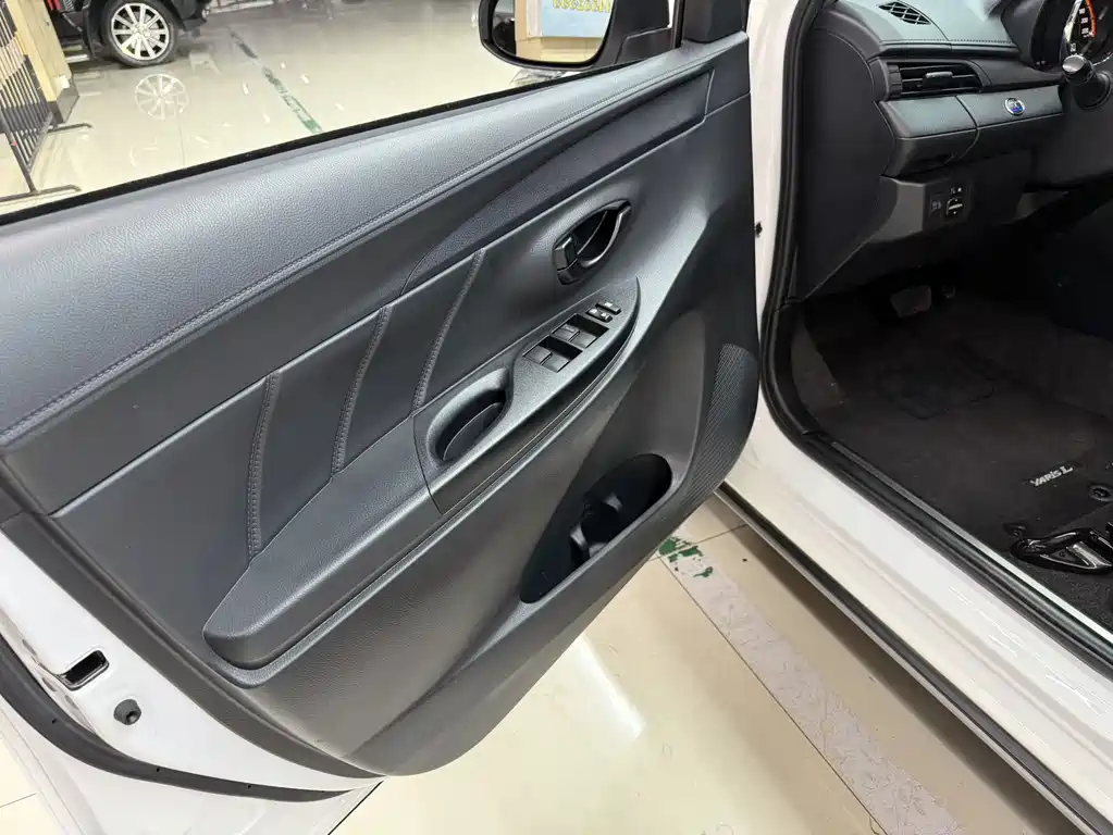 Toyota Yaris L 2022 — фото 11
