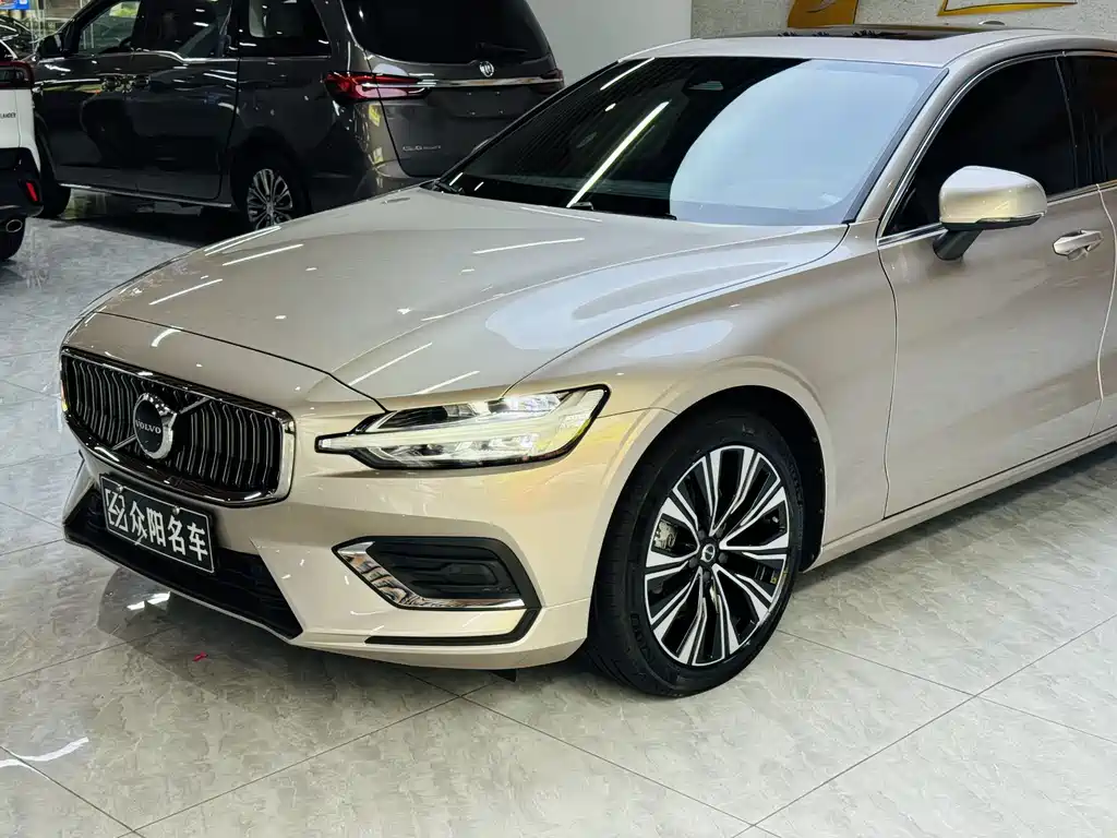Volvo S60 2023 — фото 4